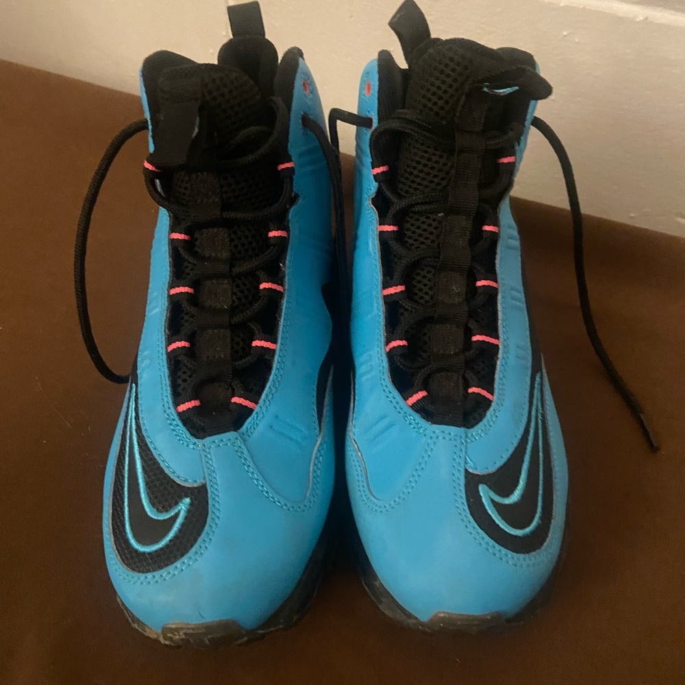 Size 5.5y turquoise, hot, pink, and black Nike Griffey’s. Worn a couple times